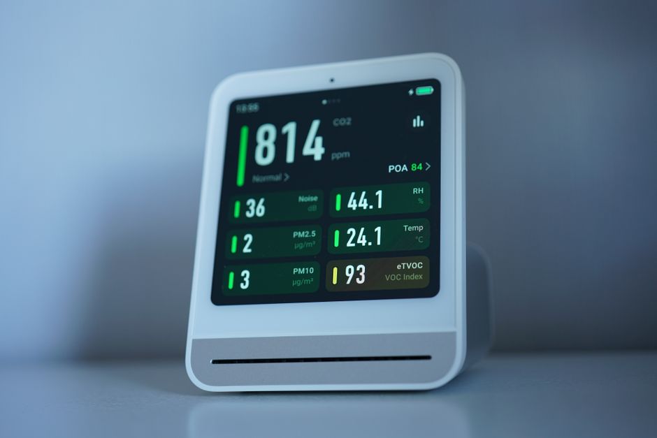 Een moderne luchtreiniger die effectief fijnstof en allergenen verwijdert uit de lucht in een stijlvolle woonkamer.