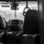 Een buschauffeur in een moderne bus, klaar om passagiers te vervoeren in het openbaar vervoer.