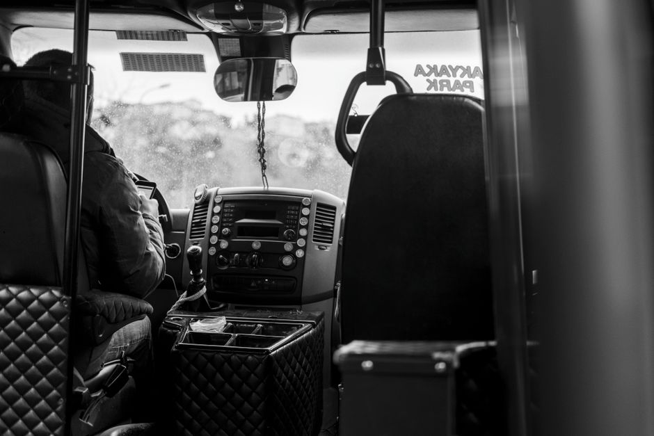 Een buschauffeur in een moderne bus, klaar om passagiers te vervoeren in het openbaar vervoer.