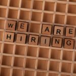 Een persoon die online vacatures plaatst met een laptop, symboliserend voor recruitment marketing.