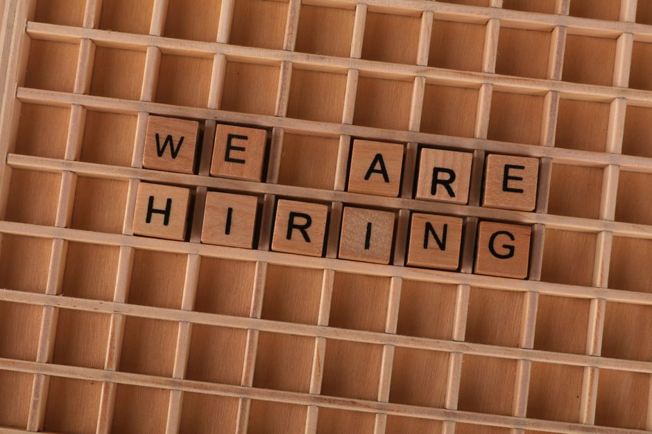 Een persoon die online vacatures plaatst met een laptop, symboliserend voor recruitment marketing.