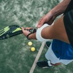 Een speler met een goede grip op zijn padelracket tijdens een wedstrijd, wat bijdraagt aan betere prestaties.