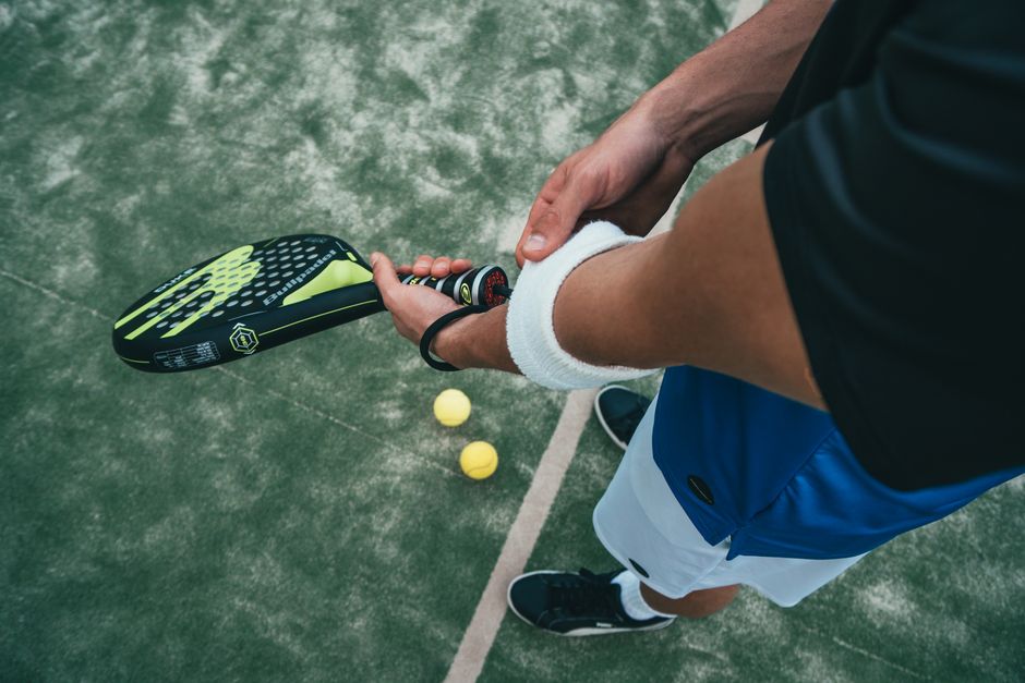 Een speler met een goede grip op zijn padelracket tijdens een wedstrijd, wat bijdraagt aan betere prestaties.